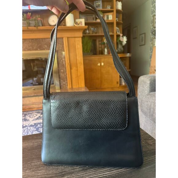 Black Leather Structured Shoulder Handbag with a Textured Flap Closure - Picture 1 of 8
